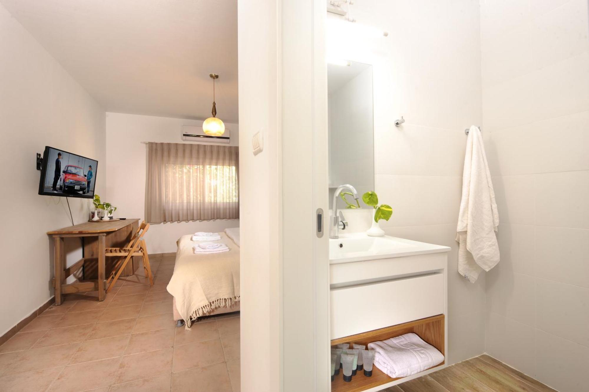 Almog Hotel מלון 3*
