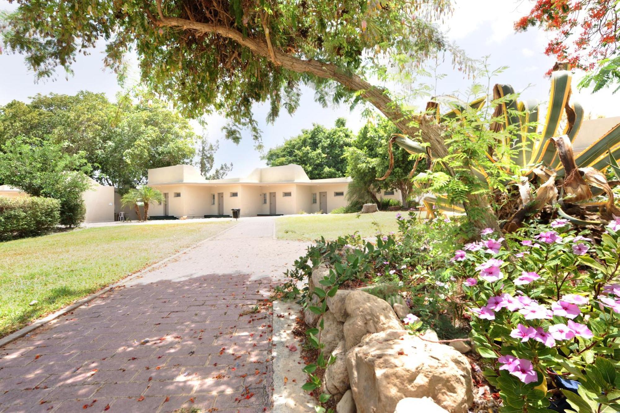 Almog Hotel מלון 3*